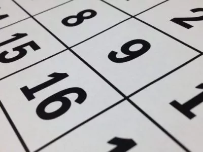 Kalendāra lapas tuvplāns ar redzamiem datumiem 8, 9, 15 un 16.