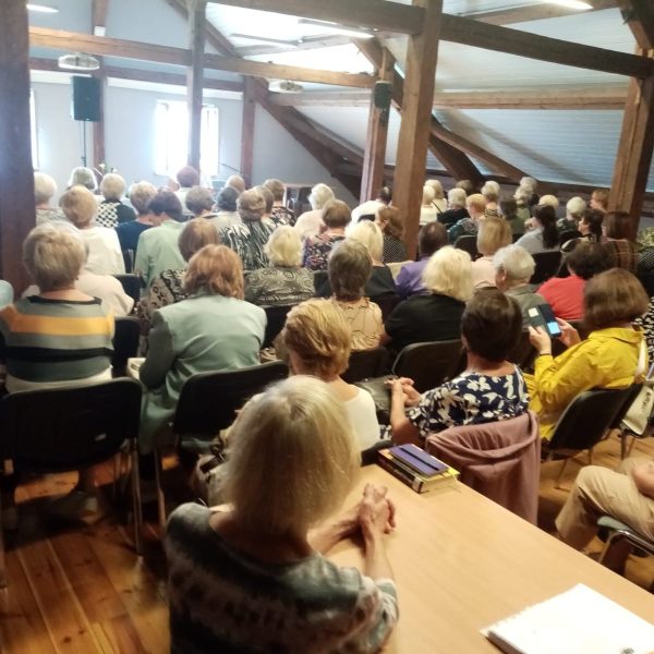 Kuldīgas Seniori sēž krēslos