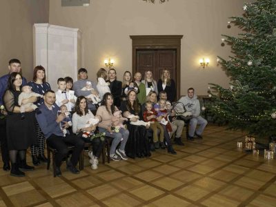 Kuldīgas novada pašvaldības lielajā zālē pasniedz sudraba karotītes novada mazākajiem novadniekiem.